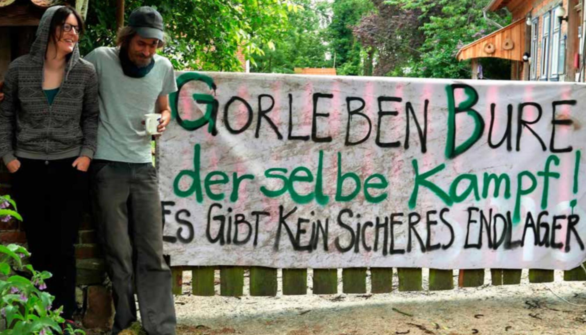33 Días de Utopía viaja a la ocupación del vertedero antinuclear de Bure en Francia. La pancarta dice: "Gorleben Bure, la misma lucha. No existe un depósito seguro". Fuente: Beyond Nuclear International